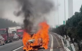 小米被追尾，大众起火？油车真不一定比电车安全！